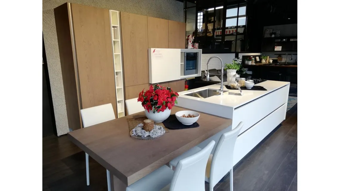 Cucina di design con isola Clover di Lube scontata
