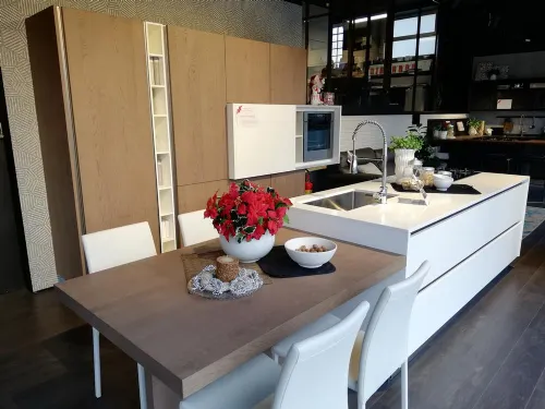 Cucina di design con isola Clover di Lube scontata