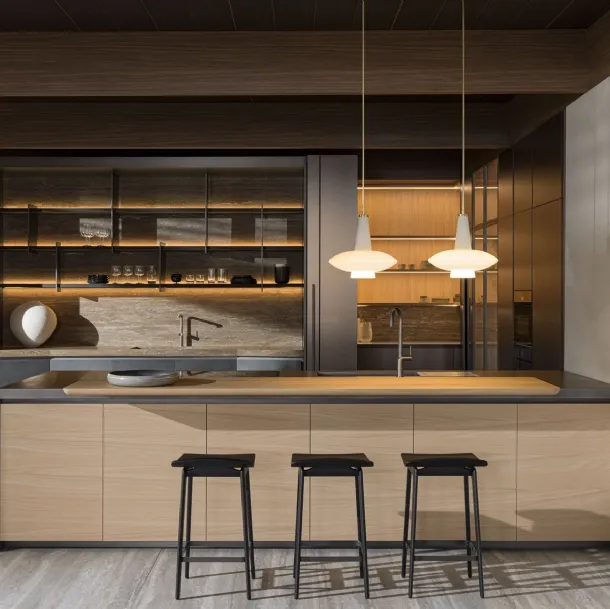 Cucina Design con penisola HiLine 6 Rovere Sunrise con top in marmo travertino di Molteni & C