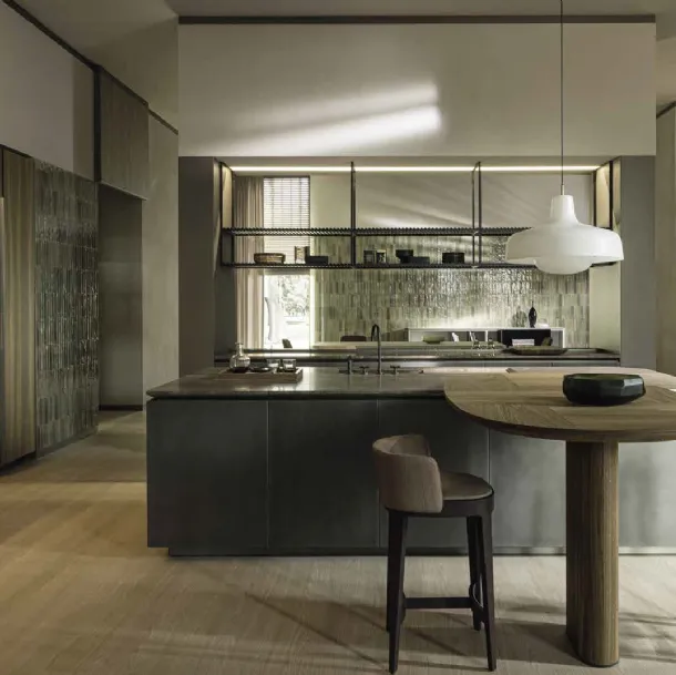 Cucina Design con isola Intersection in acciaio Nebula e top in marmo con penisola snack in Rovere Thermo di Dada