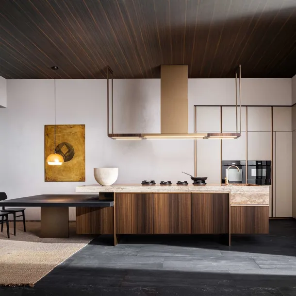 Cucina Design con isola Ratio in Eucalipto con top in marmo Travertino di Molteni & C
