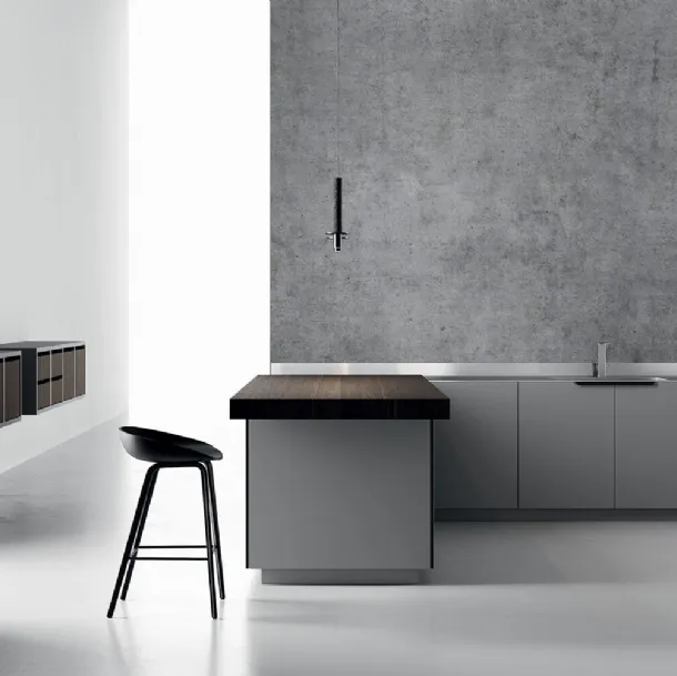 Cucina Design con penisola in rovere moro e laccato satinato con top in acciaio con vasca integrata Sistemi 4|1|2 di Copat Life