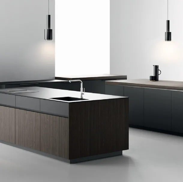 Cucina Design lineare in rovere moro e laccato satinato, con top e vasca integrata in Dekton Domoos Sistemi 4|1|3 di Copat Life