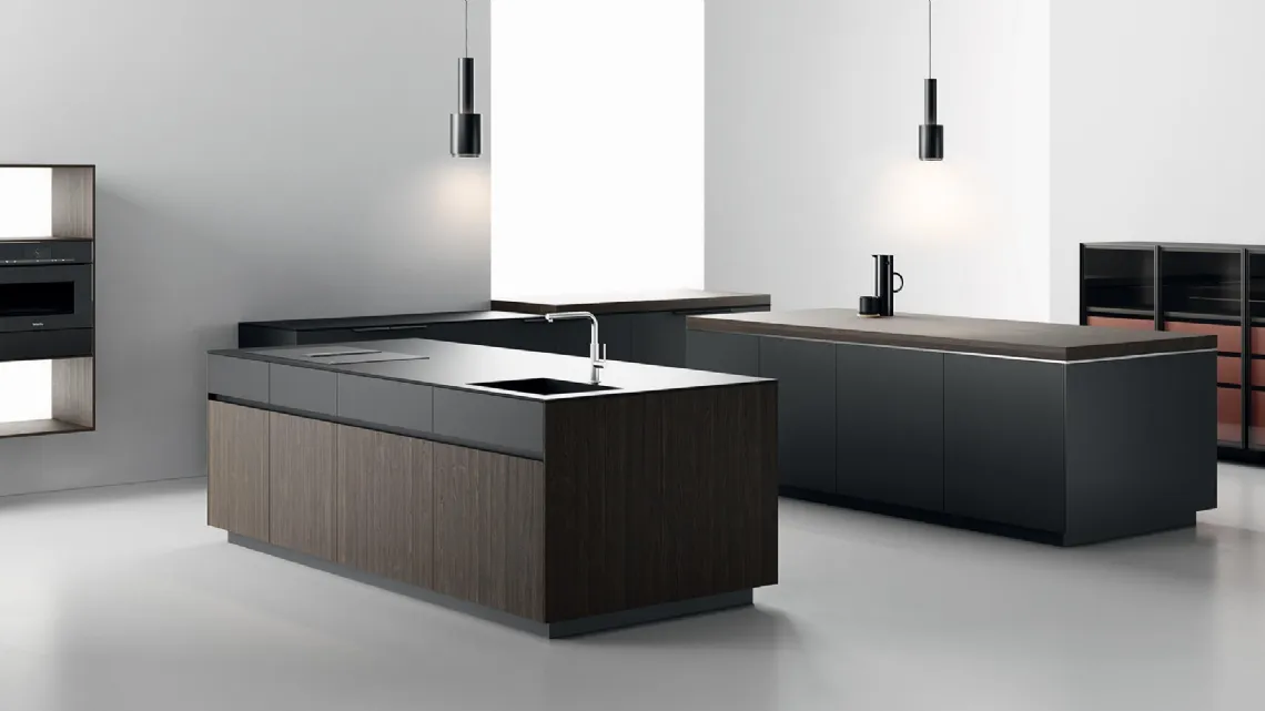 Cucina Design lineare in rovere moro e laccato satinato, con top e vasca integrata in Dekton Domoos Sistemi 4|1|3 di Copat Life