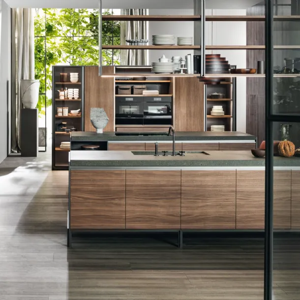 Cucina lineare in legno essenza noce e piano in pietra verde di Dada