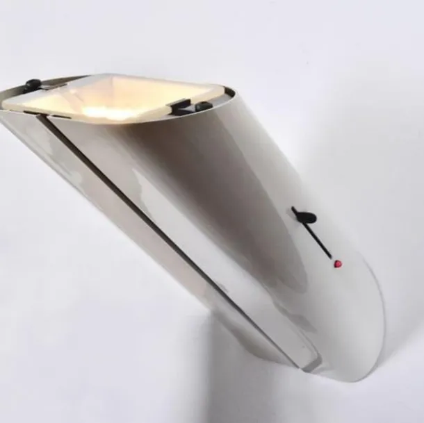 Lampada Megaron bianca di Artemide in acciaio scontata