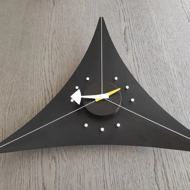 Orologio Triangle Clock in metallo di Vitra scontato