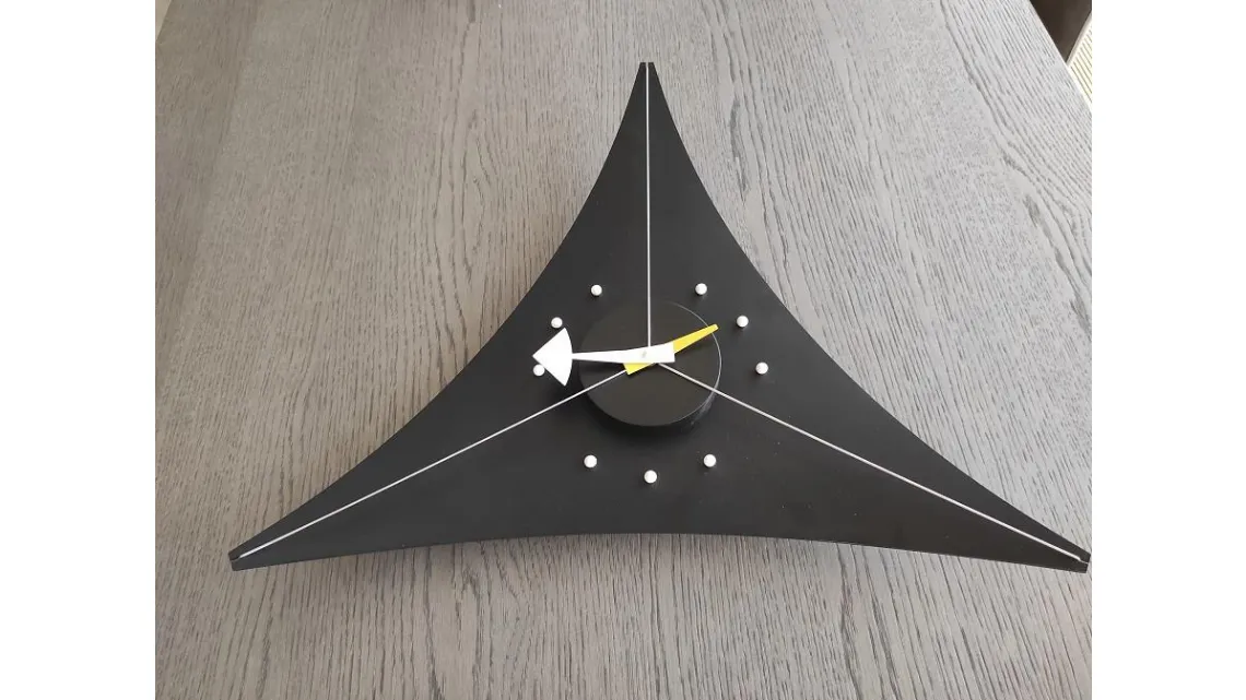 Orologio Triangle Clock in metallo di Vitra scontato