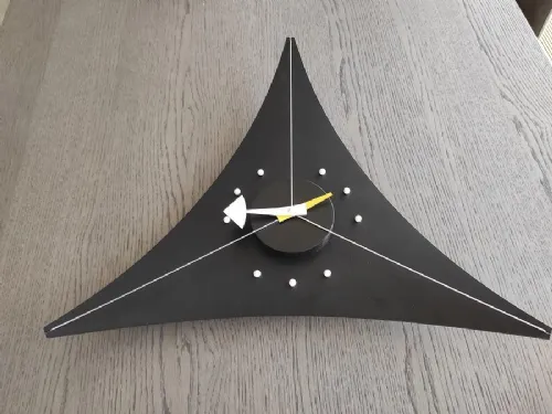 Orologio Triangle Clock in metallo di Vitra scontato
