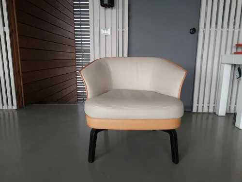 Poltrona Nivola di Poltrona Frau in pelle e cuoio scontata