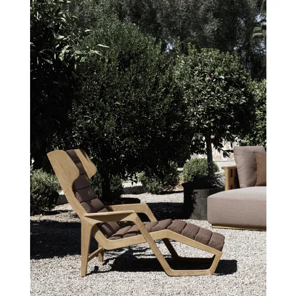Poltroncina Chaise Longue D 150 5 in tessuto imbottito e trapuntato con struttura in legno masselo di Teak di Molteni & C