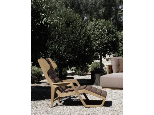 Poltroncina Chaise Longue D 150 5 in tessuto imbottito e trapuntato con struttura in legno masselo di Teak di Molteni & C