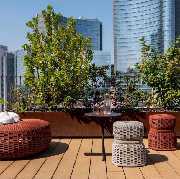 Pouf Leplì realizzato in corda intrecciata di Poltrona Frau