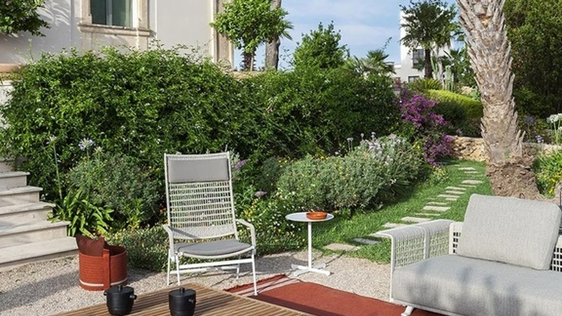 Tavolino Solaria in massello di Teak con base in acciaio di Poltrona Frau