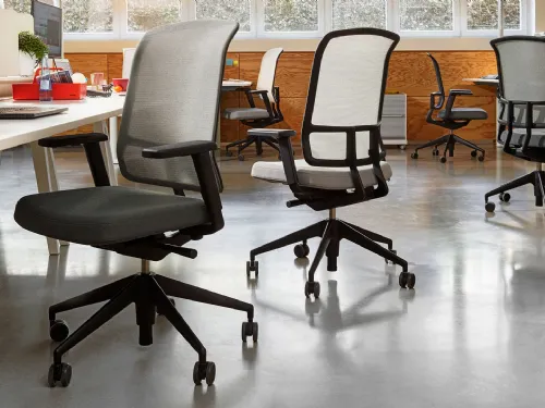 Sedia Operativa ergonomica con sedile in tessuto imbottito e schienale in rete AM Chair di Vitra