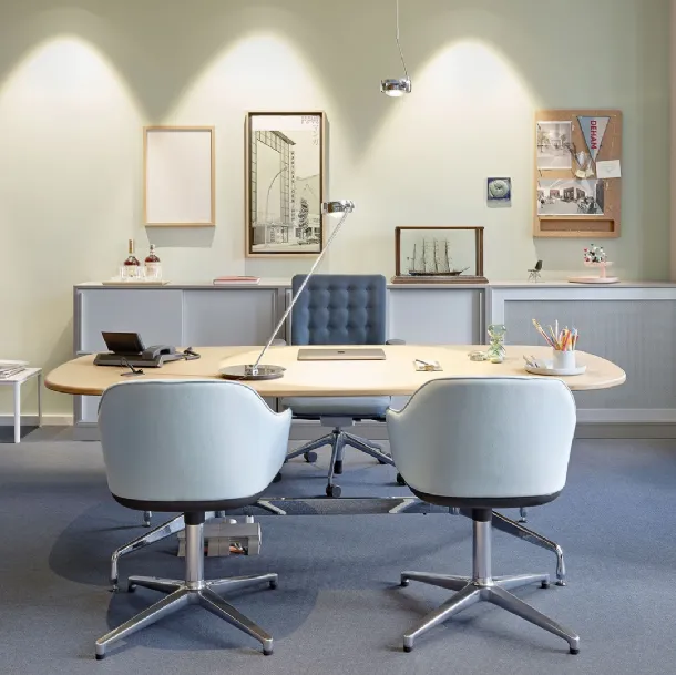 Scrivania Direzionale in quercia chiara e base in alluminio Eames Segmented Tables Meeting di Vitra