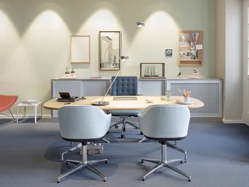 Scrivania Direzionale in quercia chiara e base in alluminio Eames Segmented Tables Meeting di Vitra