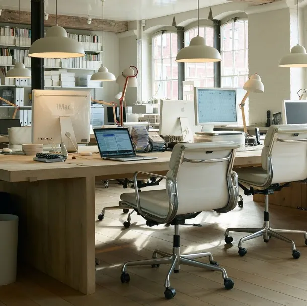 Scrivania operativa in legno Eames Table di Vitra