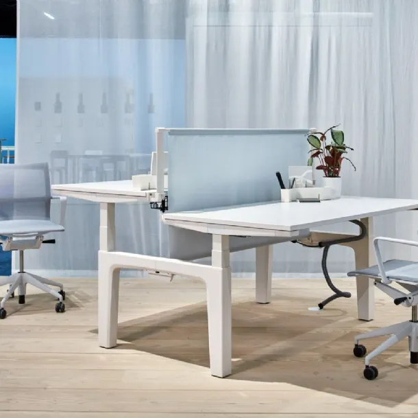Sedia Operativa Physix leggera e slanciata in tessuto high-tech e alluminio di Vitra
