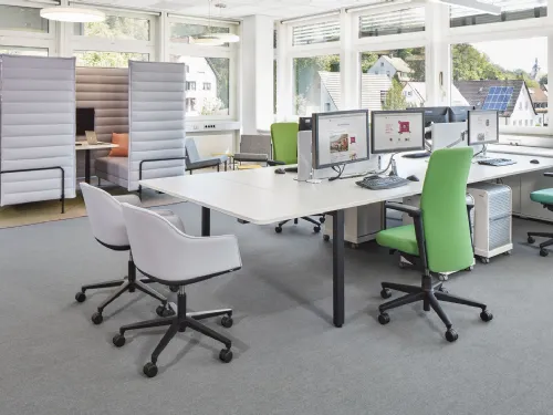Sedia Operativa Softshell Chair su base in metallo girevole a quattro razze rivestita in tessuto di Vitra