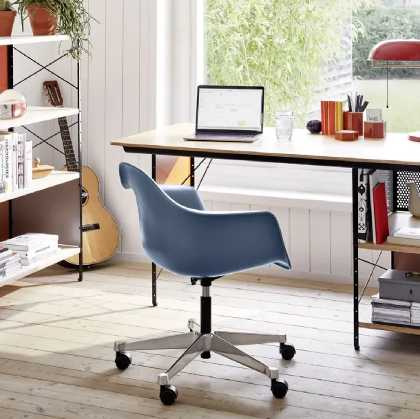 Sedia Operativa in polipropilene con base a cinque razze in alluminio Eames Plastic Armchair PACC di Vitra