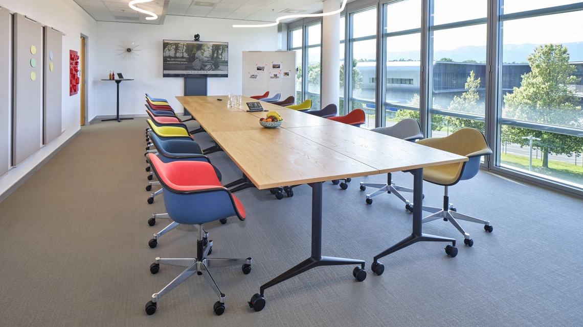 Sedia Operativa Eames Plastic Armchair PACC di Vitra