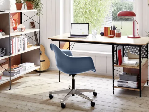 Sedia Operativa in polipropilene con base a cinque razze in alluminio Eames Plastic Armchair PACC di Vitra