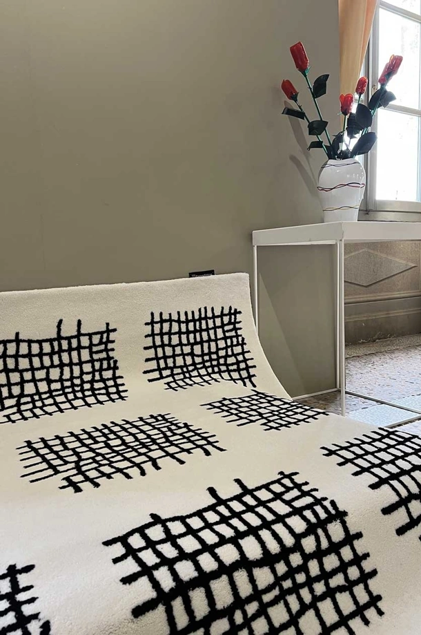Tappeto Alfabeto Charcoal in Lana e tencel di Carpet Edition