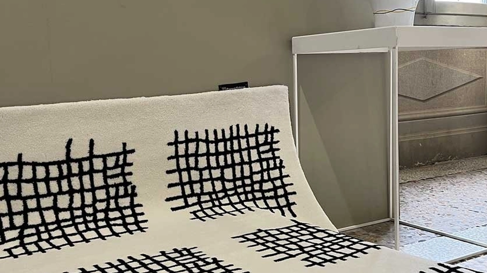 Tappeto Alfabeto Charcoal in Lana e tencel di Carpet Edition