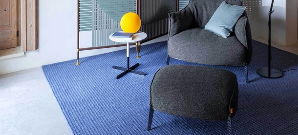 Pouf Archibald Gran Comfort in tessuto con piedi in acciaio di Poltrona Frau