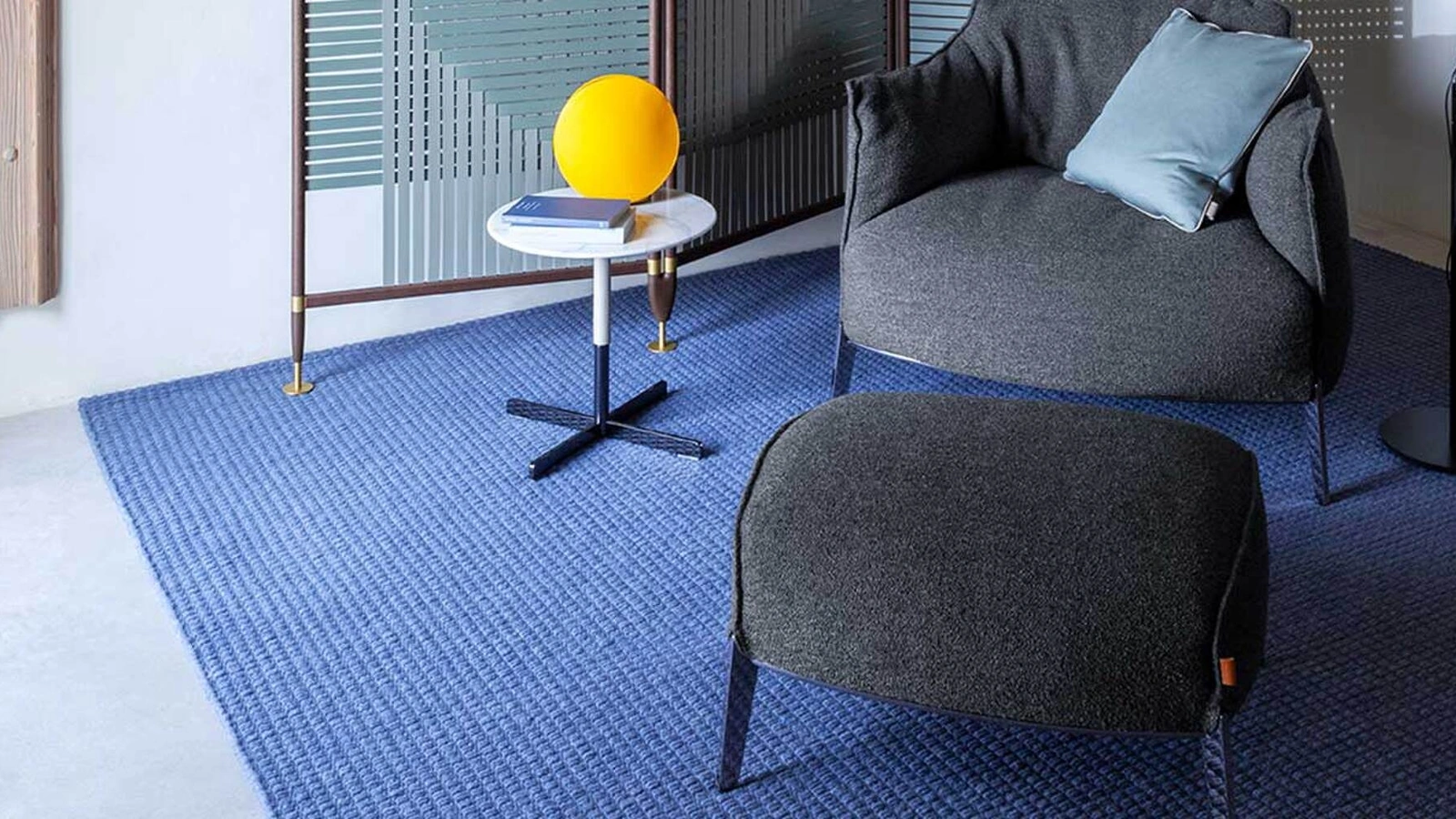 Pouf Archibald Gran Comfort in tessuto con piedi in acciaio di Poltrona Frau