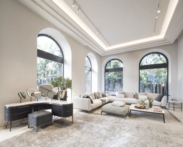 Tappeto realizzato in seta tono su tono Berber Kela Stripe Beige-Grigio di Carpet Edition