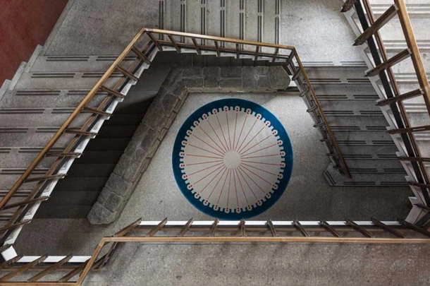 Tappeto rotondo CoDeco con cornice Blu di Carpet Edition
