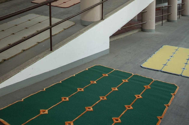 Tappeto Cut Out verde di Carpet Edition