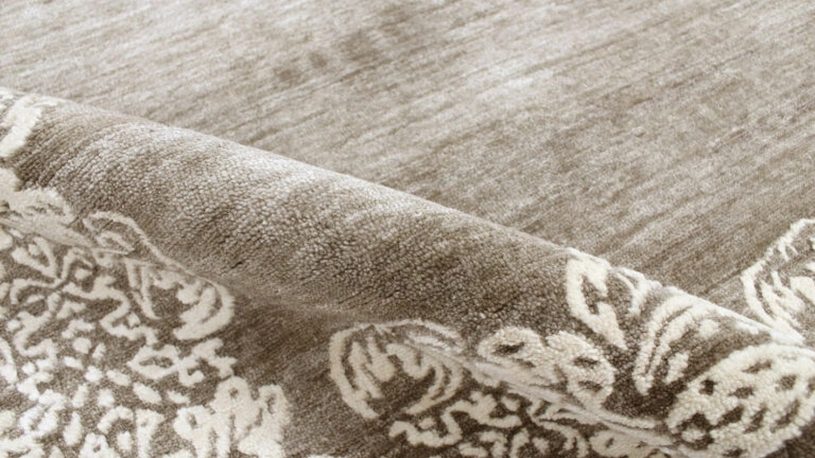 Tappeto Damask Lotus di Carpet Edition
