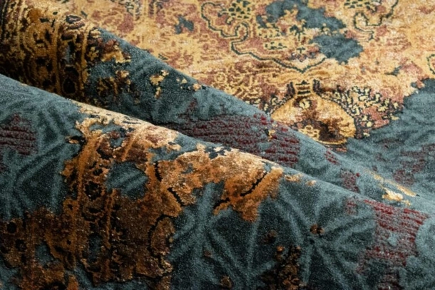 Tappeto in viscosa, lana e cotone Damask Revise Grigio Bruciato di Carpet Edition