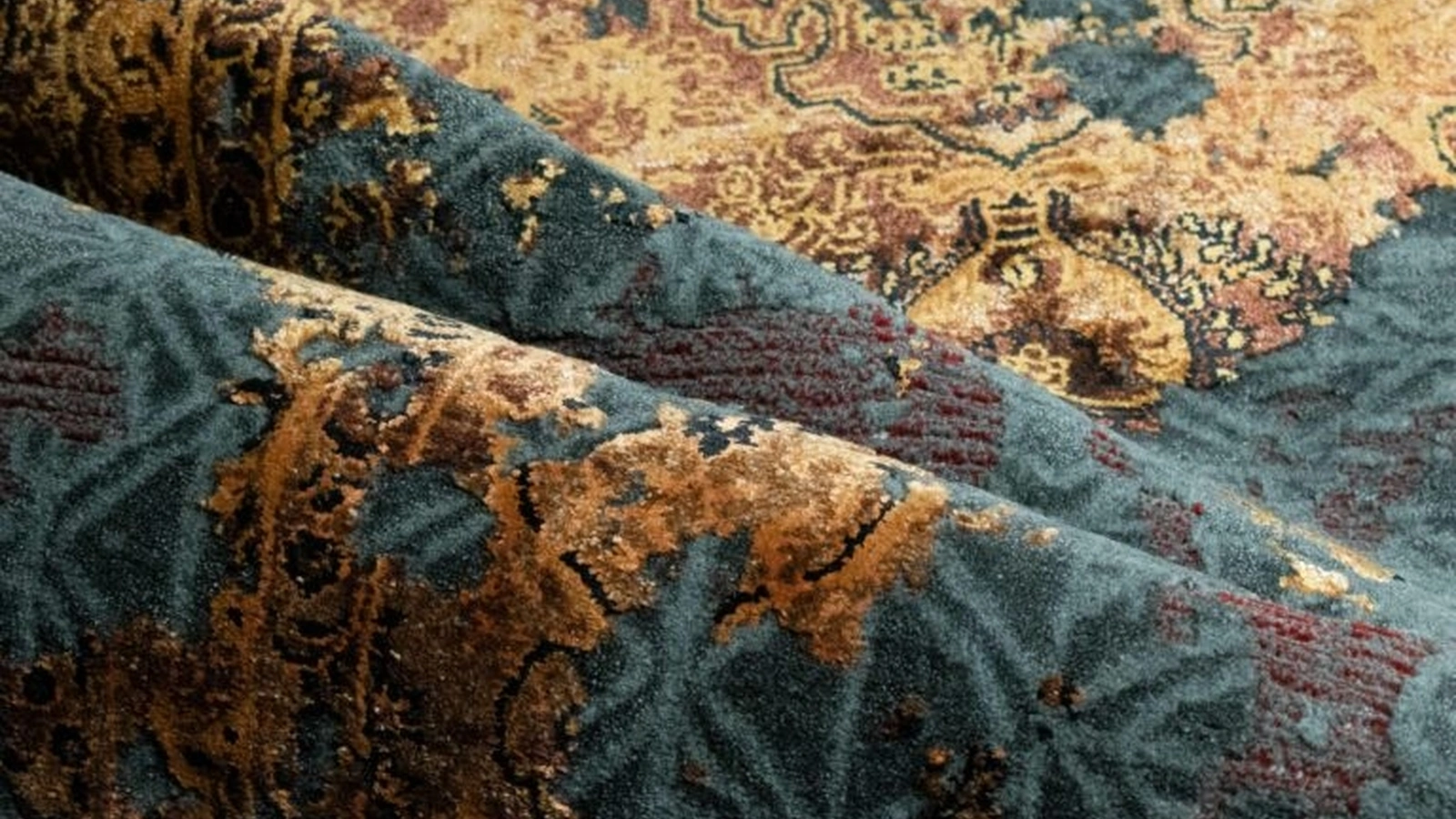 Tappeto in viscosa, lana e cotone Damask Revise Grigio Bruciato di Carpet Edition