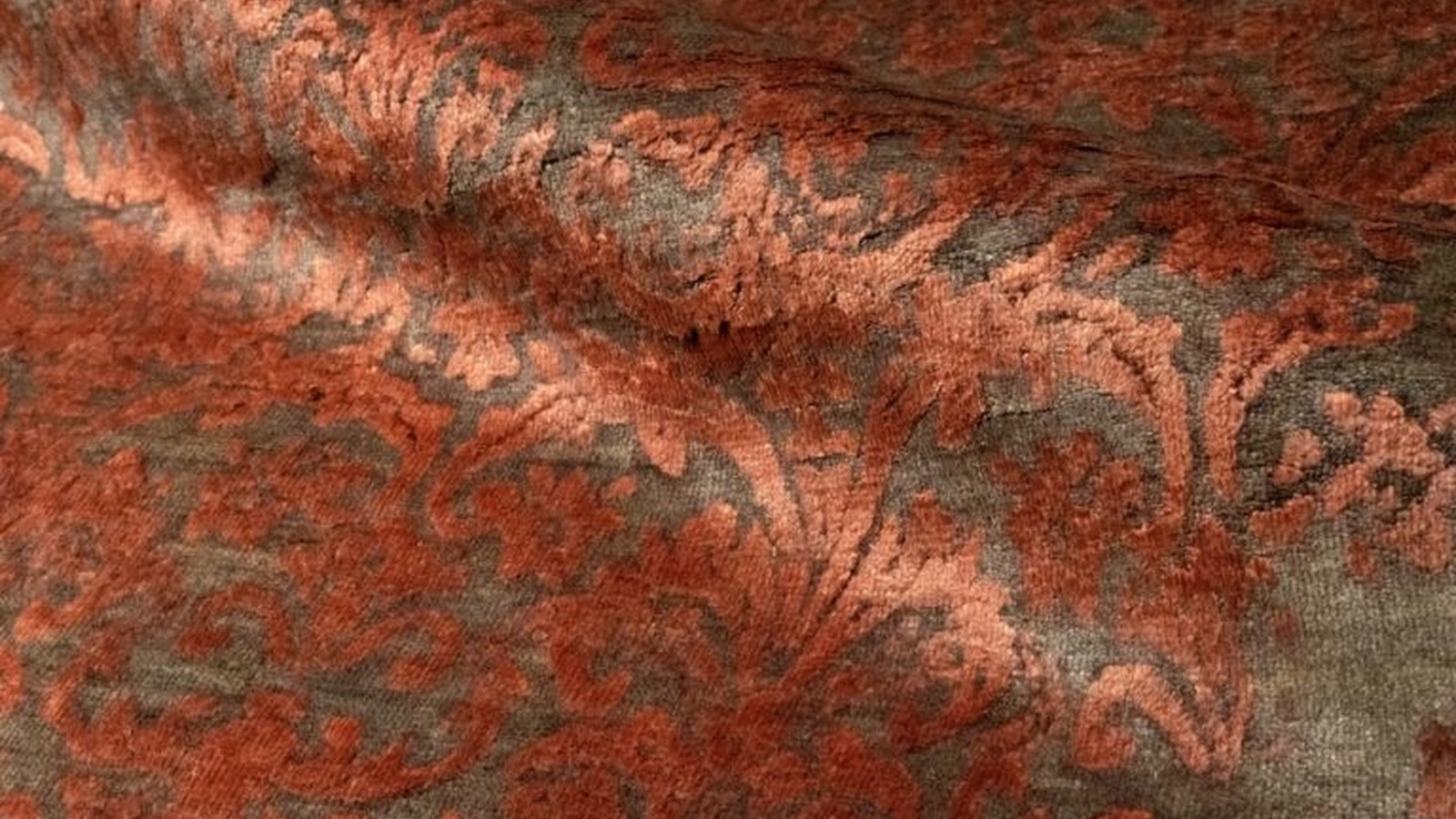 Tappeto Damask Waterfall Rubino di Carpet Edition