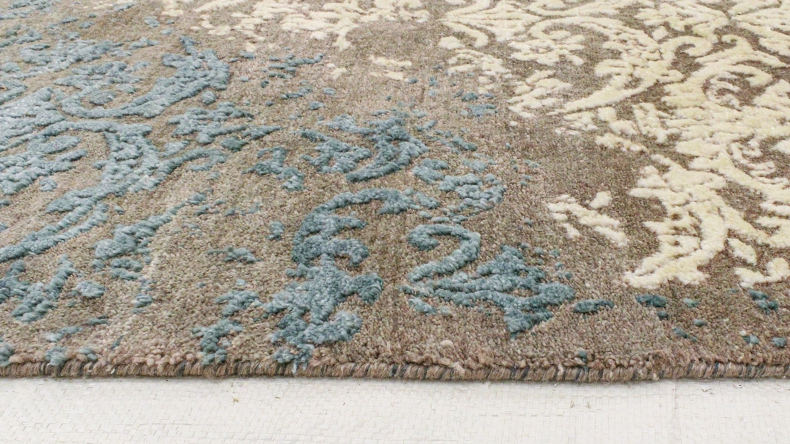Tappeto in bamboo e cotone Damask Elegance Ghiaccio di Carpet Edition