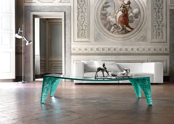 Tavolino Atlas in vetro curvato con gambe composte da 19 sezioni di vetro scolpito a mano e incollate l’una sull’altra di Fiam