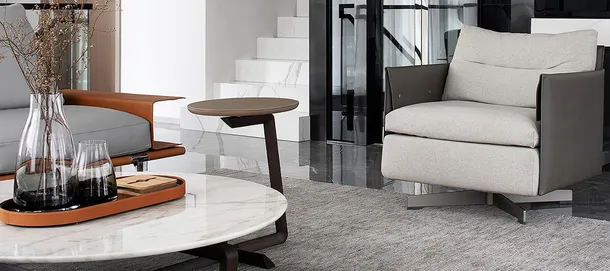 Tavolino Fidelio Elliptical con top rivestito in cuoio e base in legno massello di Frassino di Poltrona Frau