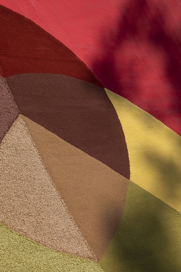 Tappeto in lana con i colori e la forma delle foglie d'autunno Foliage Autumn di Carpet Edition
