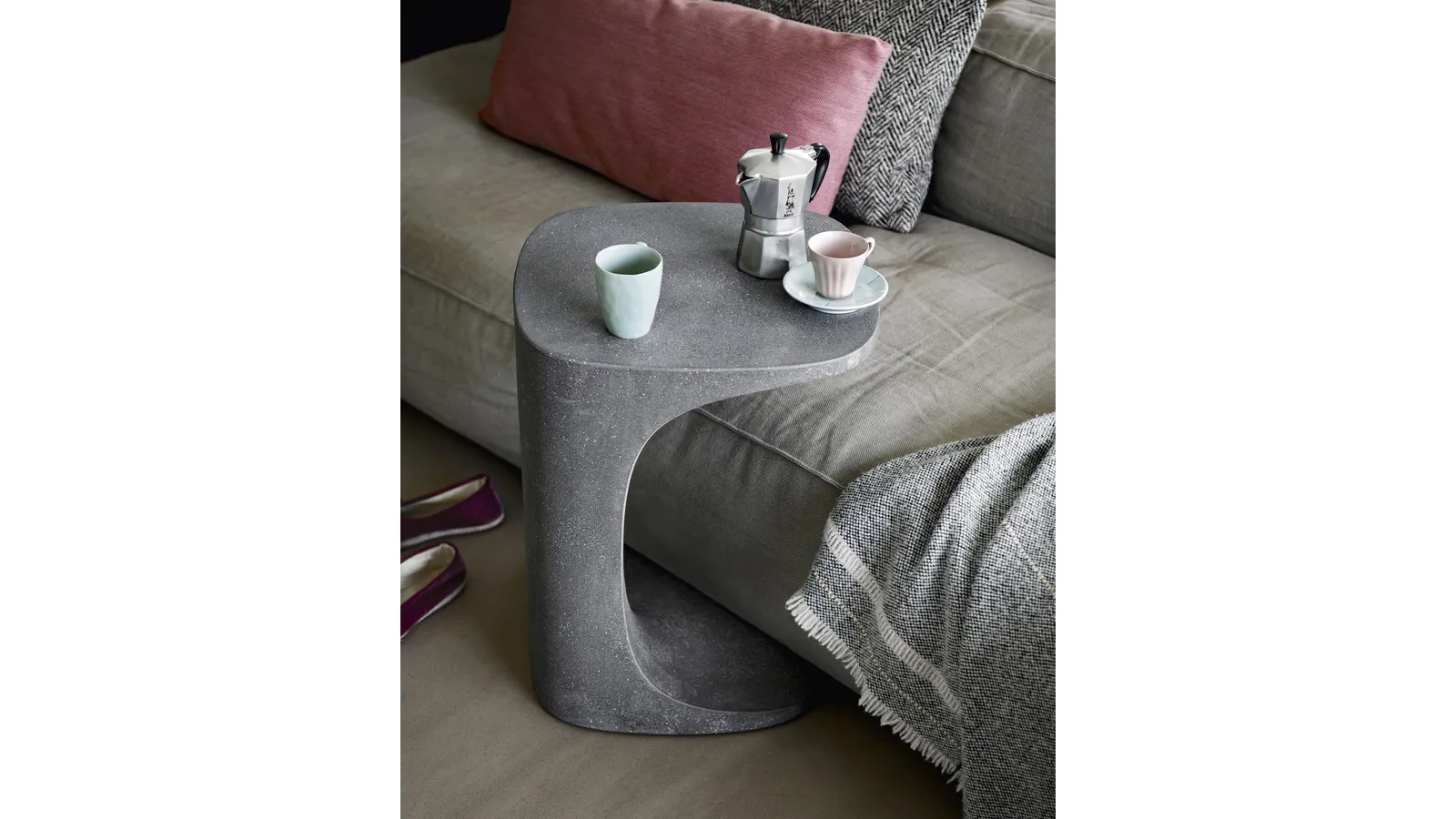 Tavolino Font in cemento di Kristalia