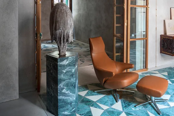Pouf Jay Lounge in pelle con base in metallo di Poltrona Frau