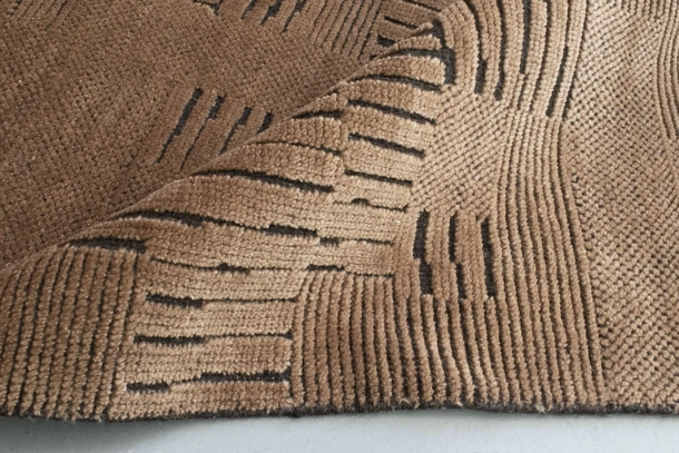Tappeto con motivo geometrico a rilievo Nomad Atlas Tabacco di Carpet Edition