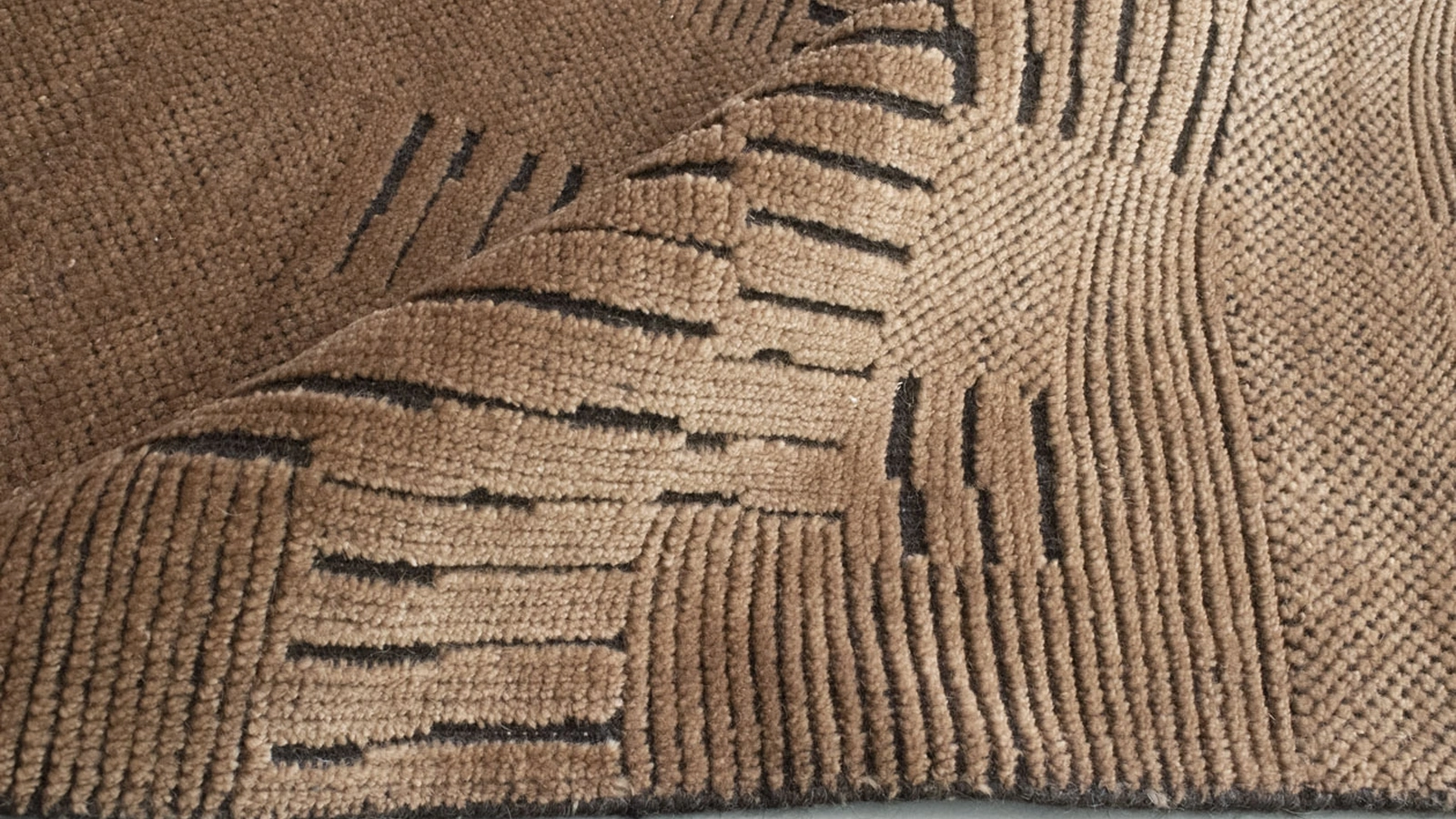 Tappeto con motivo geometrico a rilievo Nomad Atlas Tabacco di Carpet Edition