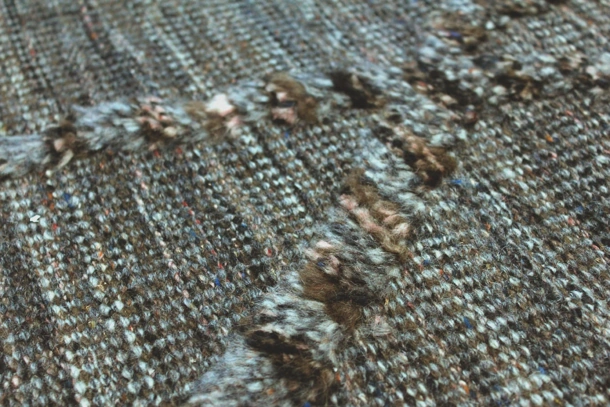 Tappeto Nomad caratterizzato da due diverse altezze dove i colori si intrecciano tra loro Clan Grigio/Marrone di Carpet Edition