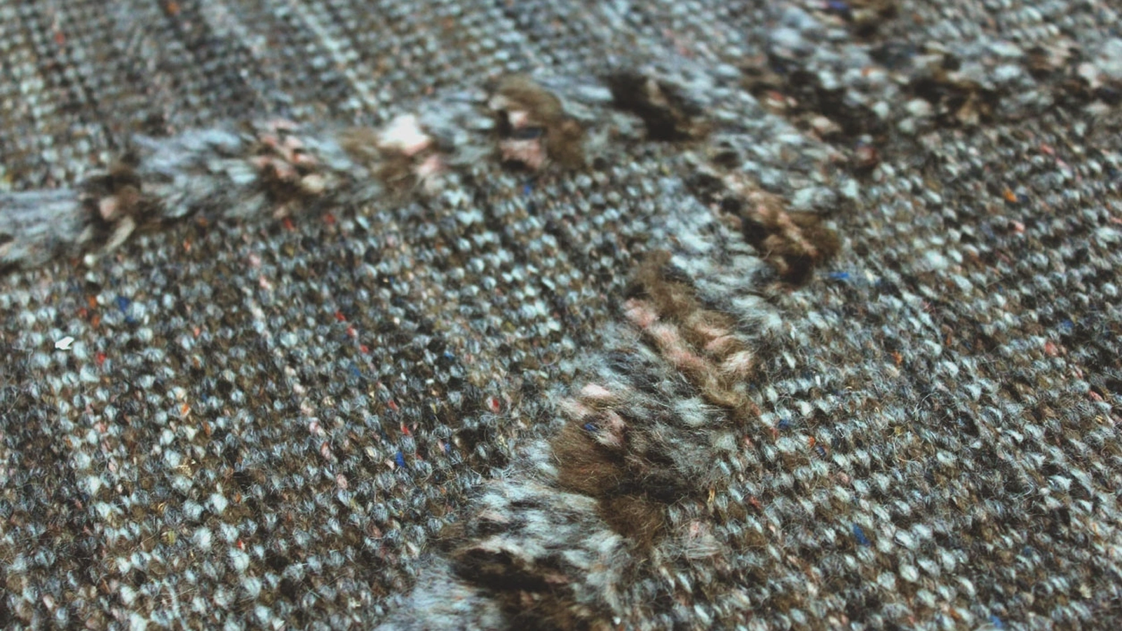 Tappeto Nomad caratterizzato da due diverse altezze dove i colori si intrecciano tra loro Clan Grigio/Marrone di Carpet Edition