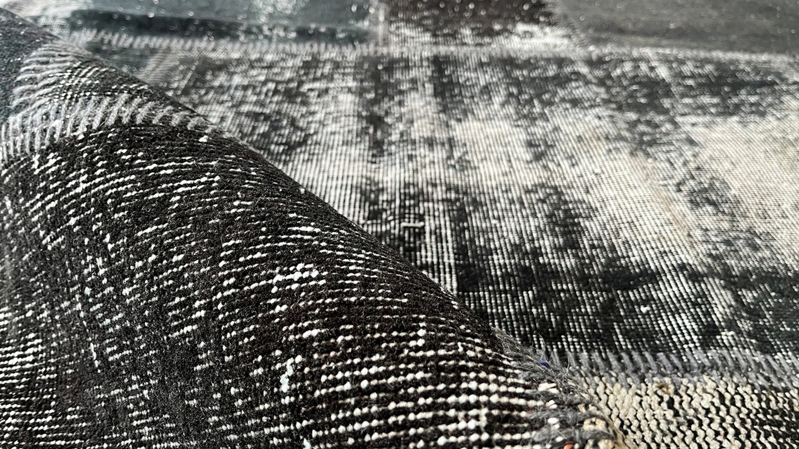 Tappeto Patchwork Black in Lana e Cotone di Carpet Edition