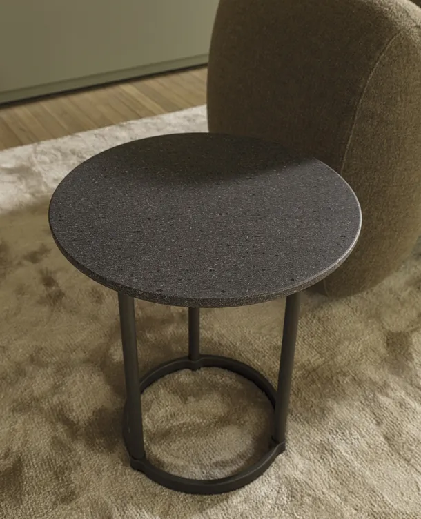 Tavolino Regent con top in pietra lavica di Molteni & C